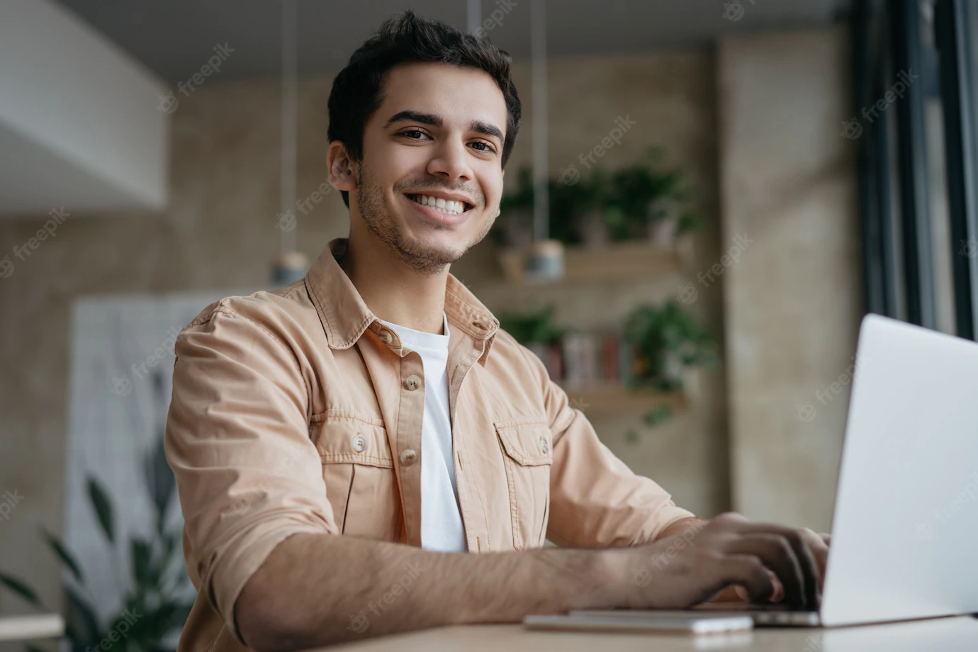 Estudiante sonriendo delante del ordenador