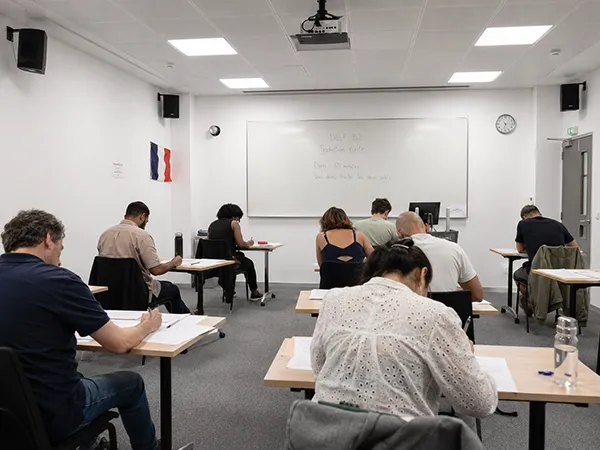 Estudiantes realizando un examen oficial DELF y DALF en La Casa del Francés